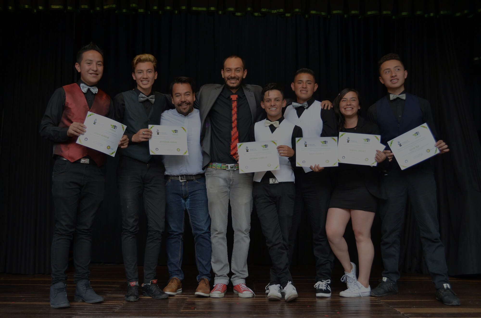 Jóvenes aprendices de mago y voluntarios de Magos Sin Fronteras mostrando sus certificados